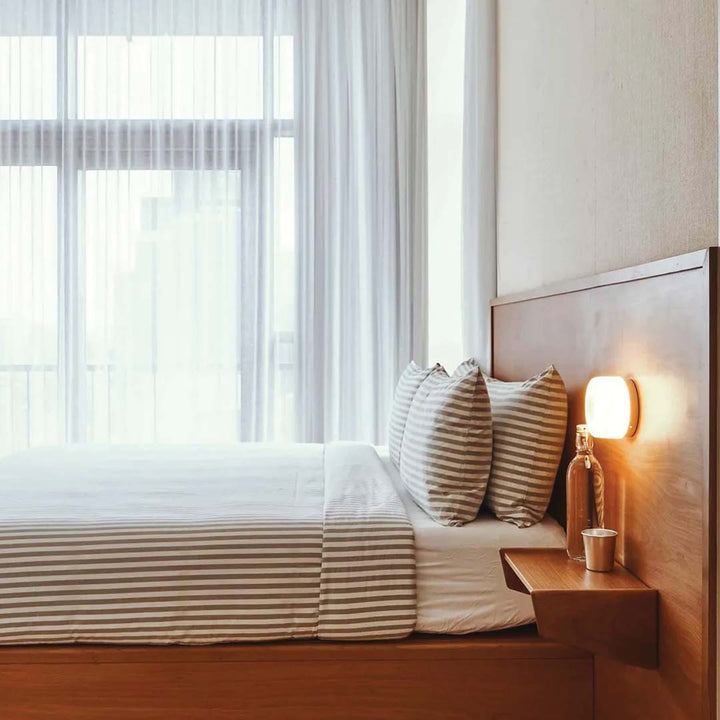 Sfeervolle LED wandlamp met kuiltjestextuur, moderne muurdecoratie en efficiënte verlichting.