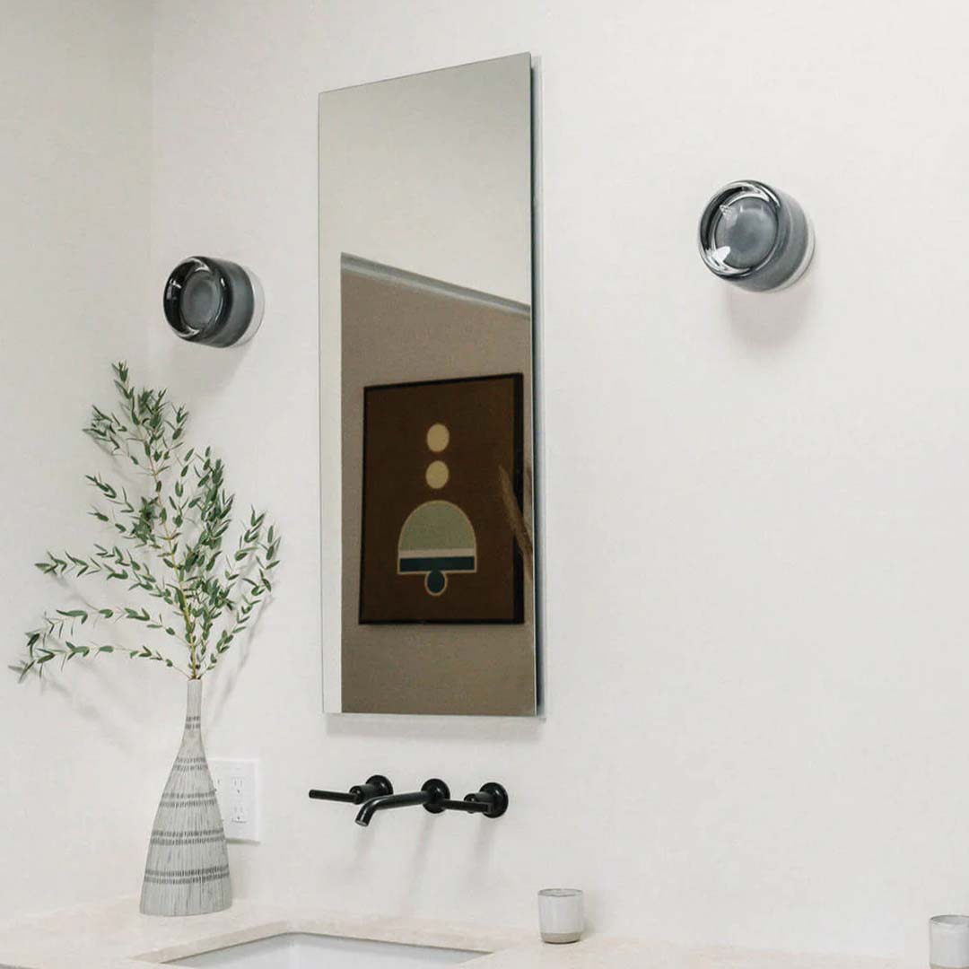 Rookkleurige LED wandlamp, modern design met kuiltjestextuur, ideale sfeerverlichting binnen.