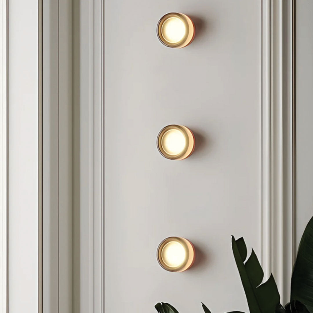 Elegante designlamp wand, creëert warme sfeerverlichting voor een modern huisdecoratie.