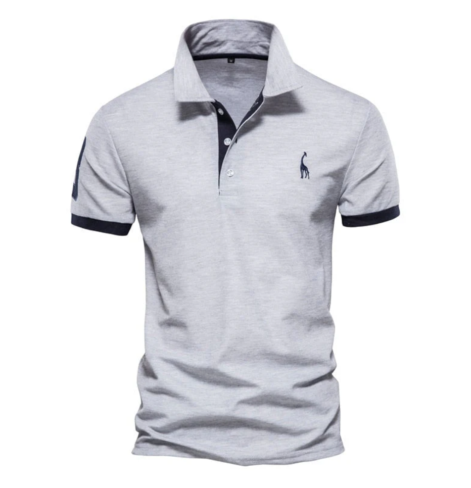 Man draagt stijlvol Baron heren poloshirt, perfecte pasvorm voor casual comfort en tijdloze elegantie.