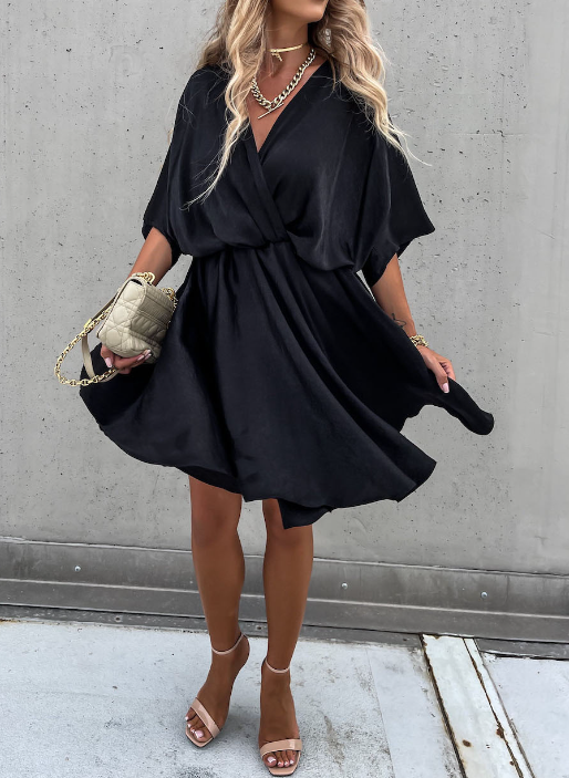 Chique en elegante dames minijurk met V-hals, ideaal voor zomerse gelegenheden of als feestjurk.