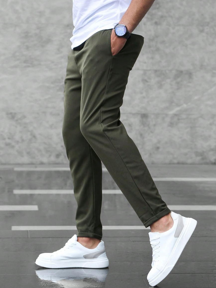 Mannen moderne slim-fit stretchbroek in grijs, ideaal voor comfort en stijl; veelzijdig voor casual of zakelijke outfits.