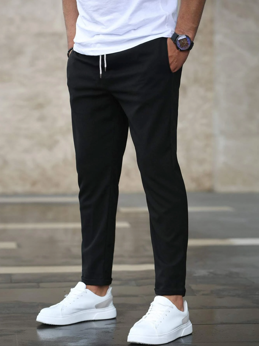 Zwarte slim-fit stretch jeans voor heren, perfect voor een strakke, moderne look met optimaal draagcomfort.