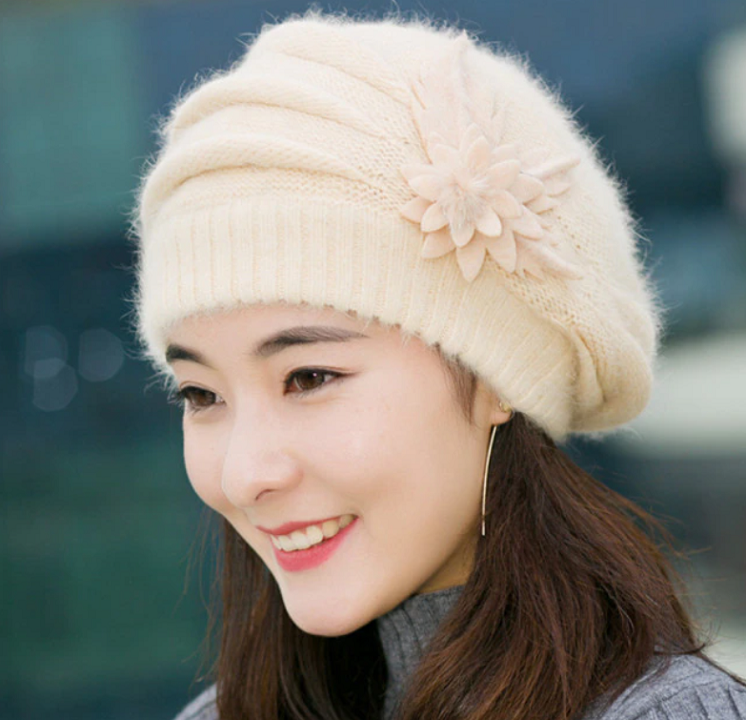 Veelzijdige gebreide dames wintermuts, warm en comfortabel, een essentiële mode accessoire.