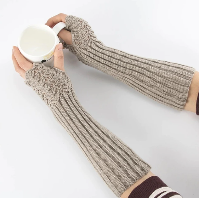 Unisex flexibele gebreide armwarmers voor optimale warmte en comfort tijdens winterse buitenactiviteiten.