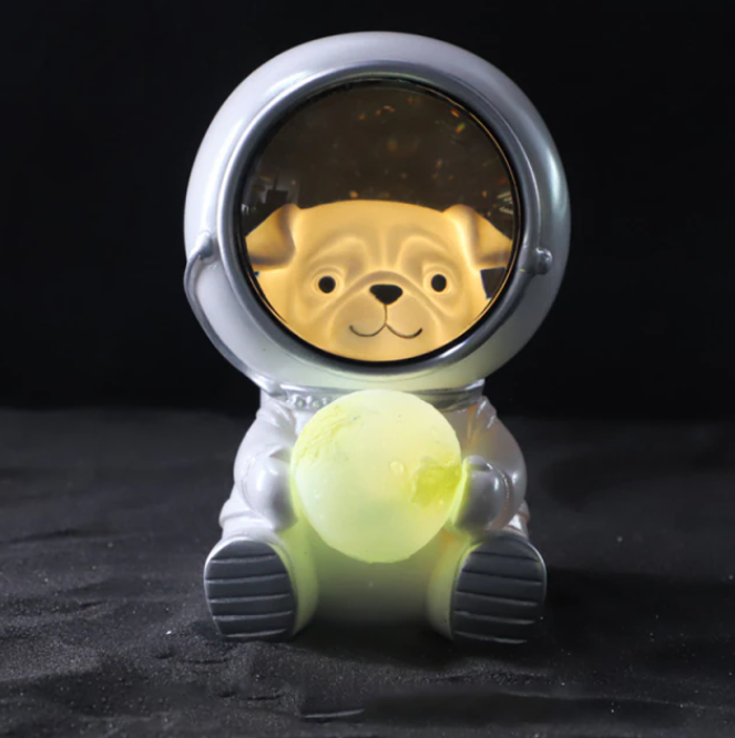 Schattige astronaut LED nachtlamp van hars, perfect voor kinderkamer decoratie met sfeervolle ruimteverlichting.