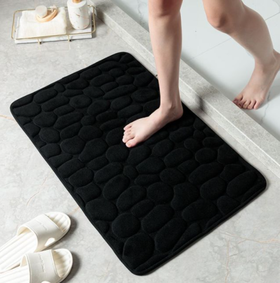 Comfortabele, waterabsorberende badmat met antislip onderkant; ideaal voor badkamer interieur.