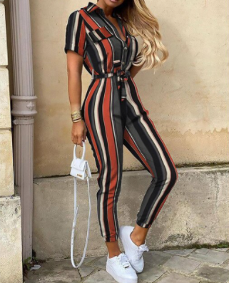 Casual dames jumpsuit met knopen, perfect voor een relaxte dag of zomerse avond. Modieuze all-in-one.
