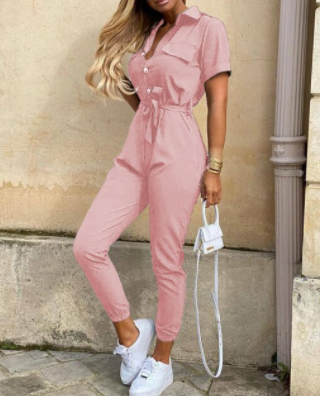 Zomerse dames jumpsuit met knopen, licht en ademend. Perfecte trendy kleding voor warme dagen.