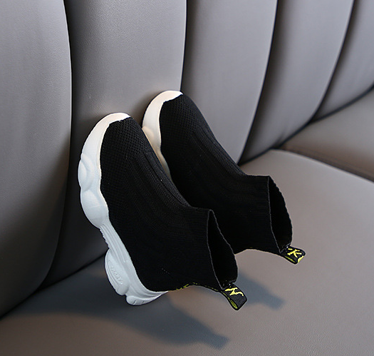Beige kinder schoenen met flexibele zool, comfortabel en makkelijk aan te trekken voor dagelijks gebruik.
