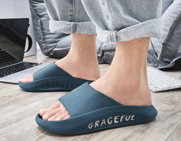 Open lichtgewicht herensandalen, luchtig en comfortabel; ideaal als zomerschoenen of badkamerslippers.