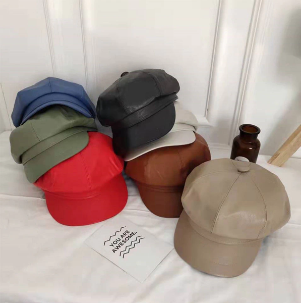 Zwarte leren muts / baret voor dames, een tijdloze klassieker voor elke gelegenheid.