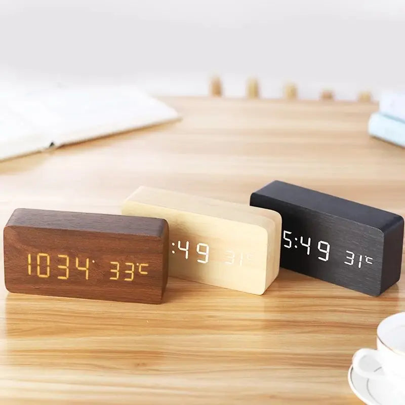 Stijlvolle houten wekker met LED display. Perfecte digitale klok en decoratie voor een warme slaapkamer sfeer.