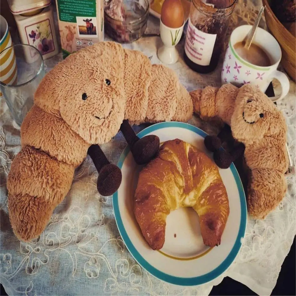 Comfortabel pluche broodkussen in croissantvorm, zacht kinderspeelgoed en uniek decoratief item.