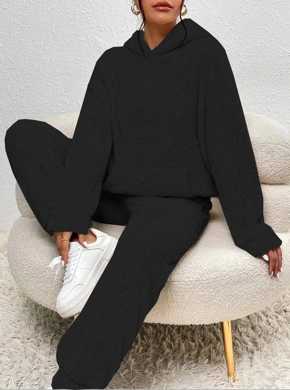 Zacht dames huispak met capuchon. Knus tweedelig lounge set voor ultiem comfort in de winter.
