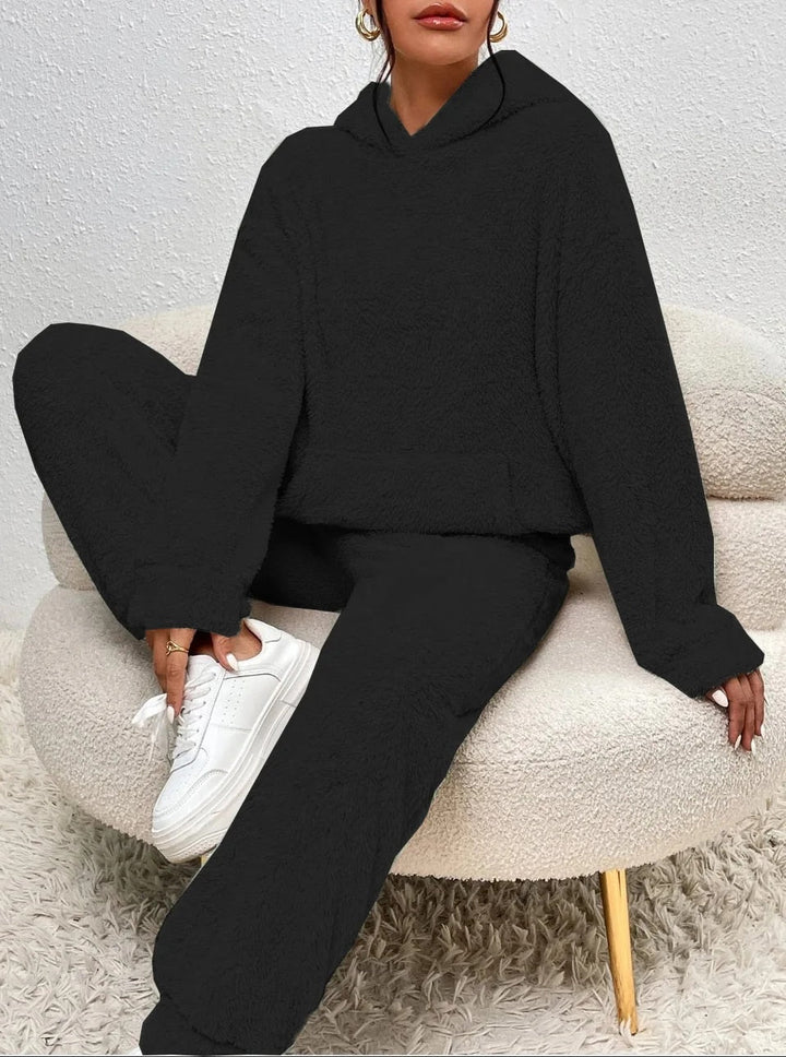 Zacht dames huispak met capuchon. Knus tweedelig lounge set voor ultiem comfort in de winter.