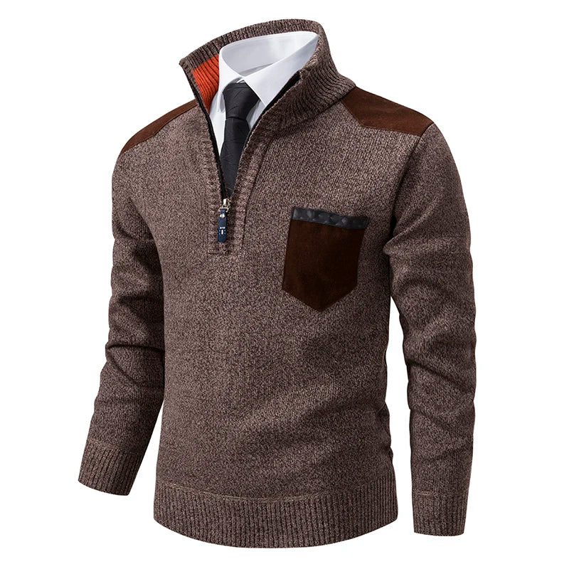 Zijkant van model in een comfortabele heren half zip pullover, toont veelzijdigheid.