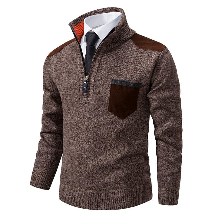 Zijkant van model in een comfortabele heren half zip pullover, toont veelzijdigheid.
