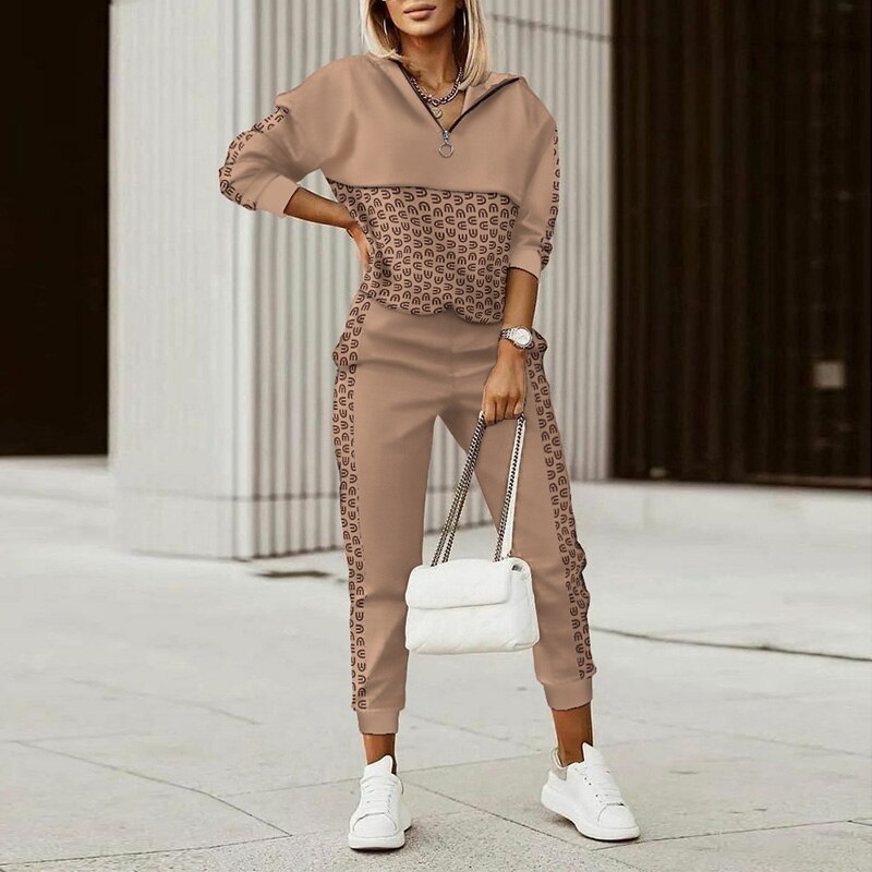 Stijlvol dames trainingspak 'SalmasPakje' met trendy print. Perfect als comfortabel huispak of loungewear voor dames.