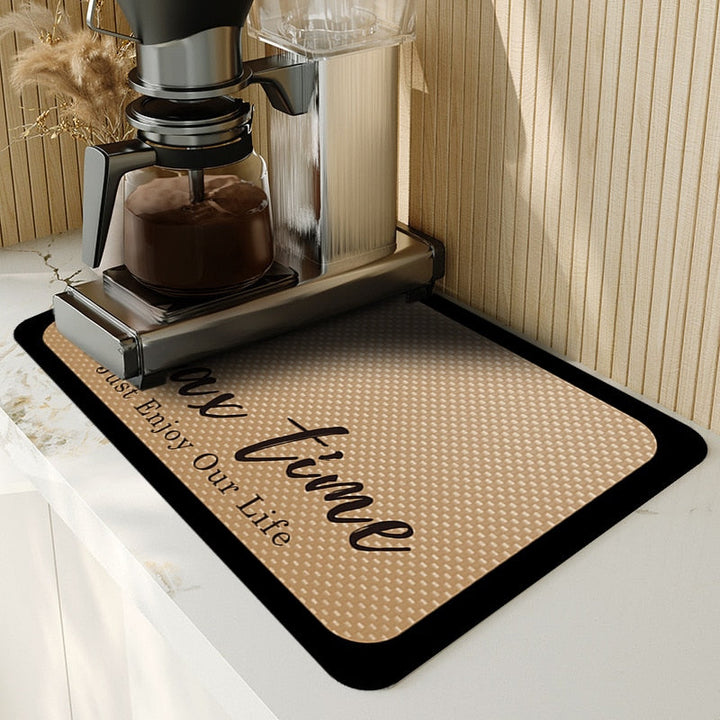 Compacte afdruipmat voor kleine keuken, perfect voor drogen van vaat in beperkte ruimte.