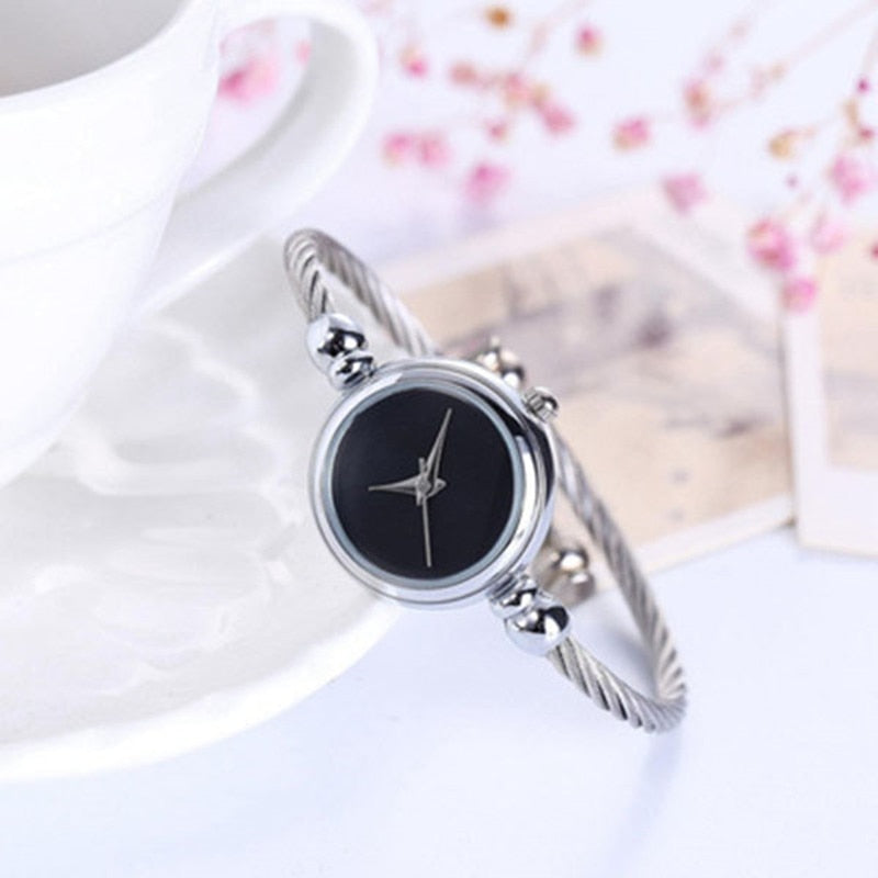 Elegant ClassyWatch™ dameshorloge met klassiek design, perfect accessoire voor elke outfit. Tijdloos polshorloge.