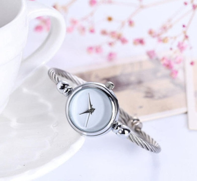 Trendy ClassyWatch™ dameshorloge. Modieus en elegant accessoire voor een tijdloze look. Perfect voor modebewuste vrouwen.