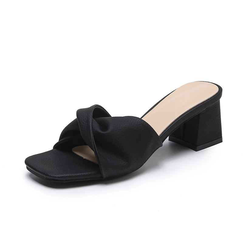 Groene dameshakken met strik. Comfortabele en chique damesschoenen van JoosjesShoes.