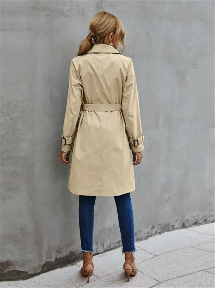 Ontdek dames trenchcoat Kelly: een elegante en strakke lange jas in khaki, perfect voor elke gelegenheid.