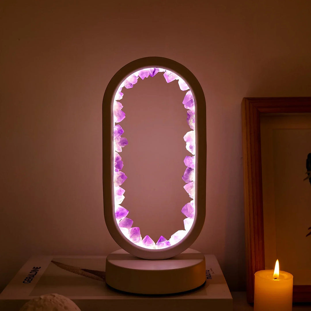 Elegante kristallen tafellamp, amethist en celestiet, unieke natuurlijke stenen in modern design.