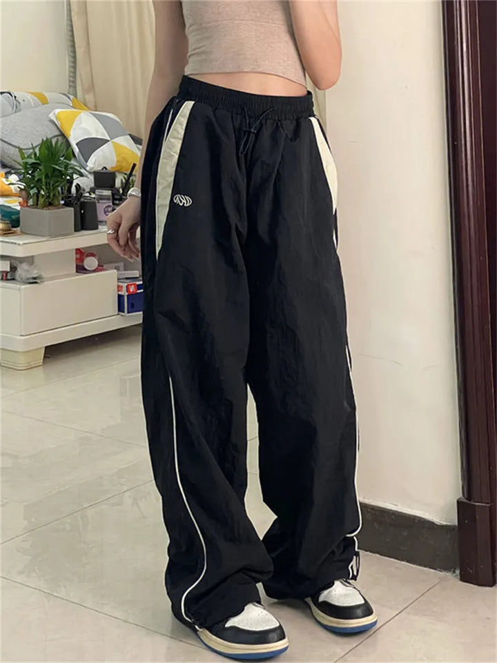 Comfy dames sportbroek, zwarte baggy joggingbroek voor actieve dagen. Losse pasvorm, streetwear stijl.