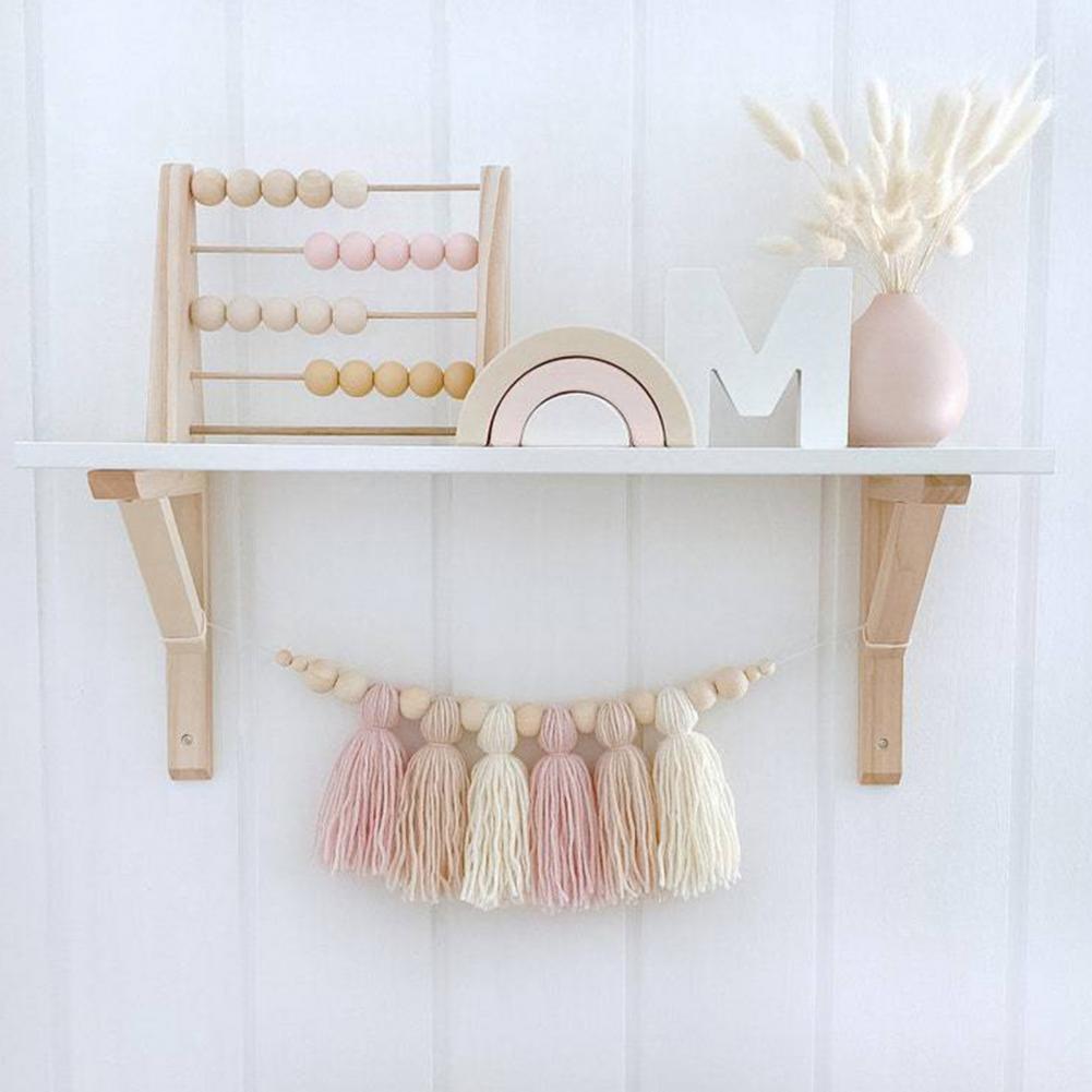 Speelse babyslinger met houten kralen, ideaal babycadeau voor een rustige sfeer.