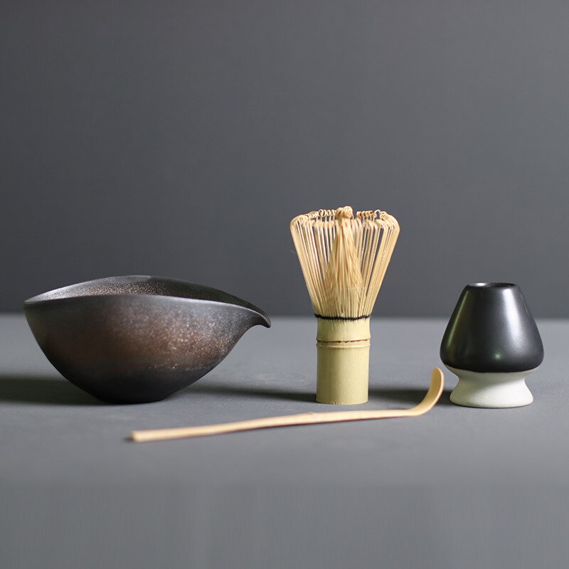 Gedetailleerde foto van de bamboe garde (chasen) en lepel (chashaku) uit de matcha theeset.