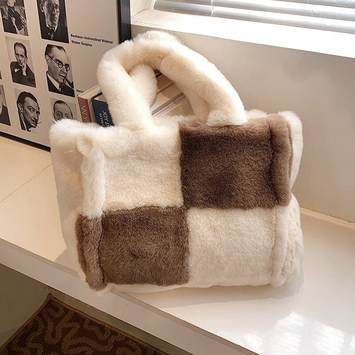 Comfortabele Pipa pluche damestas; de perfecte zachte handtas die jouw winteroutfit afmaakt.