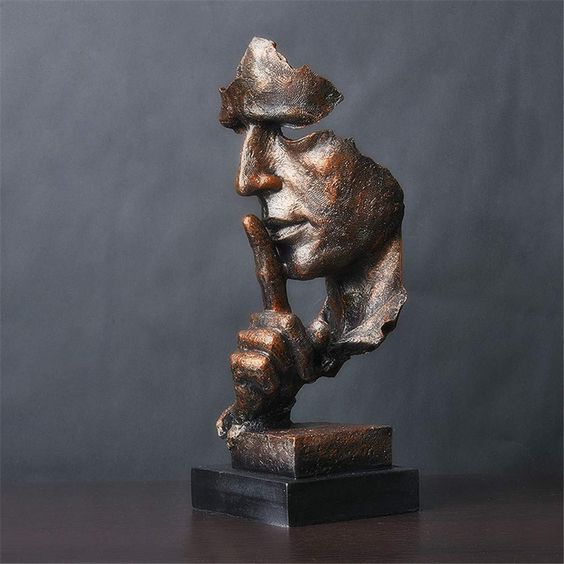 Decoratief retro standbeeld van een stille man in hars. Ideaal voor huisdecoratie of kantoor.