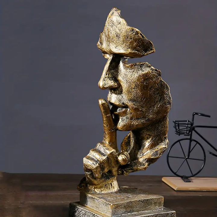 Hars standbeeld 'De Stille Man' in retro stijl voor huis of kantoor. Voegt kunstzinnige sfeer toe.