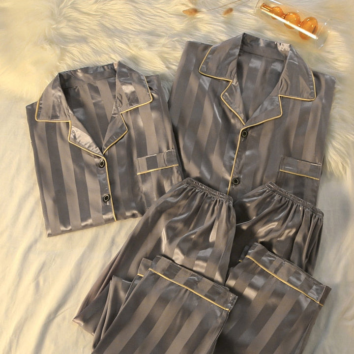 Comfortabele SleepyPyjama™ als loungewear voor dames en heren. Zachte slaapkleding voor ontspannen avonden.