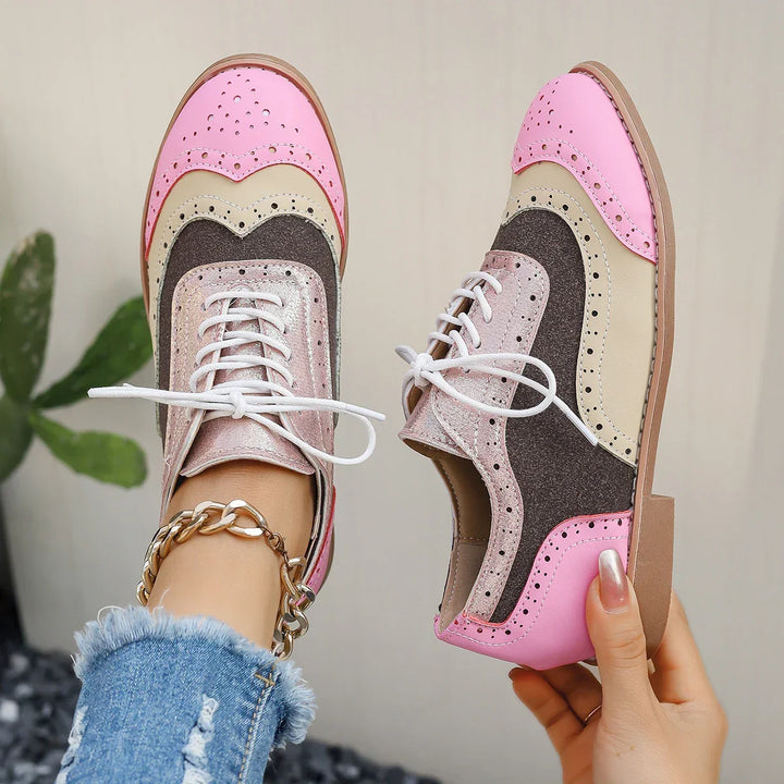 Blauwe glanzende dames oxfordschoenen; stijlvolle, veelzijdige en comfortabele veterschoenen.