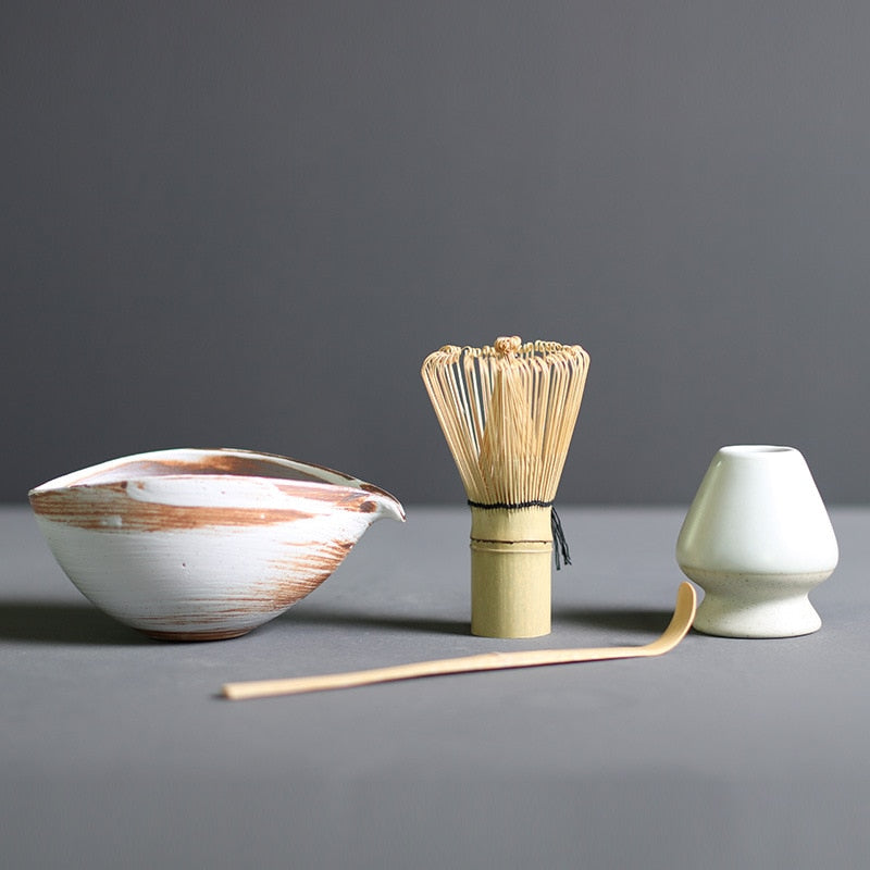 Keramische matcha kom (chawan) in natuurlijke kleur, klaar voor het bereiden van schuimige groene thee.