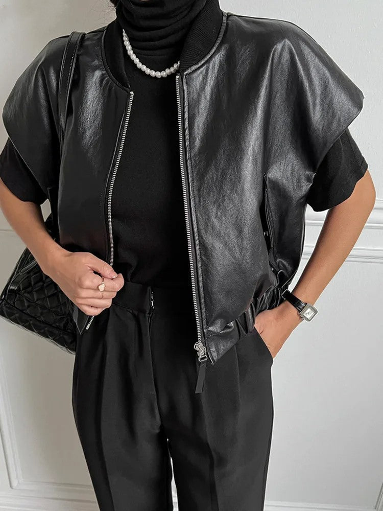 Dames lila PU leren vest met strakke pasvorm en ritssluiting. Trendy korte vest voor herfst/winter.