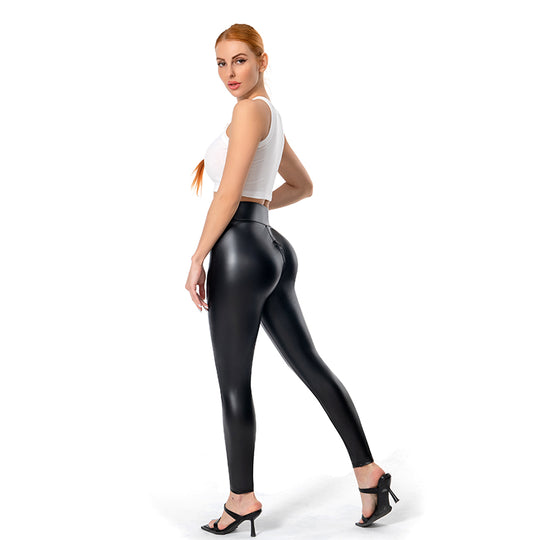 Model loopt in trendy SANDSBERGORIGINALS dames winterbroek, toont comfort en stijlvolle pasvorm.