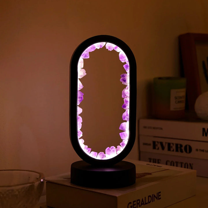 Natuurlijke kristal lamp, AuraStone design met amethist en celestiet voor ontspannen ambiance.