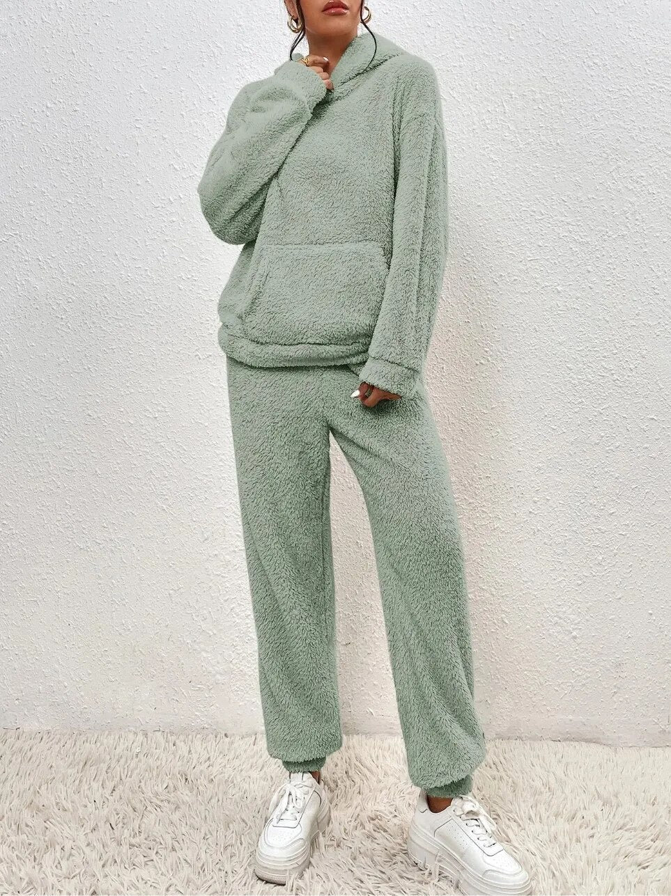 Luxe dames huispak met capuchon. Zacht loungepak voor ontspannen winteravonden thuis. Modieus en warm.