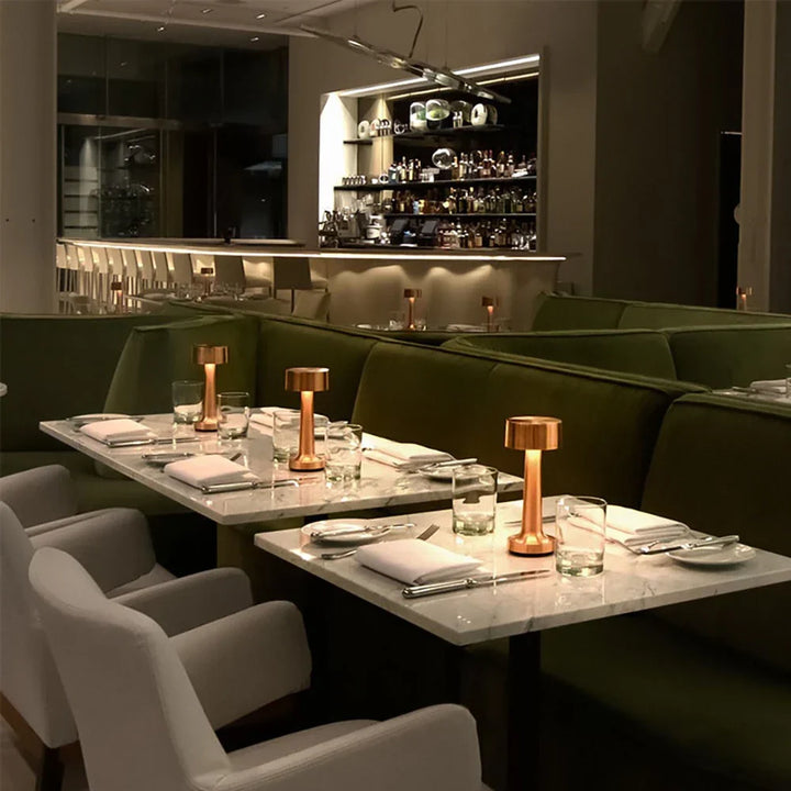 Luxe dimbare tafellamp met warm LED licht, een stijlvolle aanvulling op elk meubel.