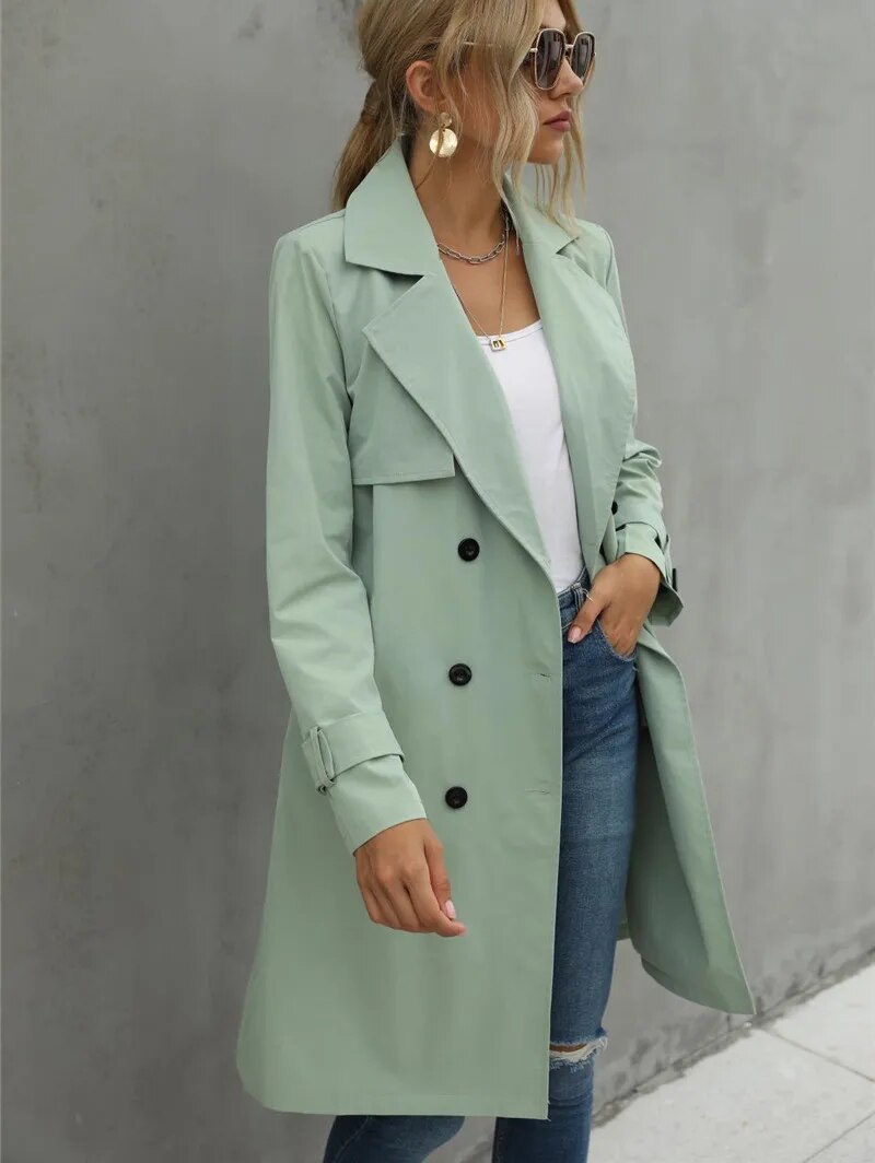 Elegante lange dames trenchcoat Kelly, een tijdloos mode-item dat stijl toevoegt aan elke outfit.