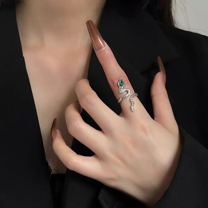 Stijlvolle zwarte slangenring, verstelbaar, perfect als unisex mode-accessoire.
