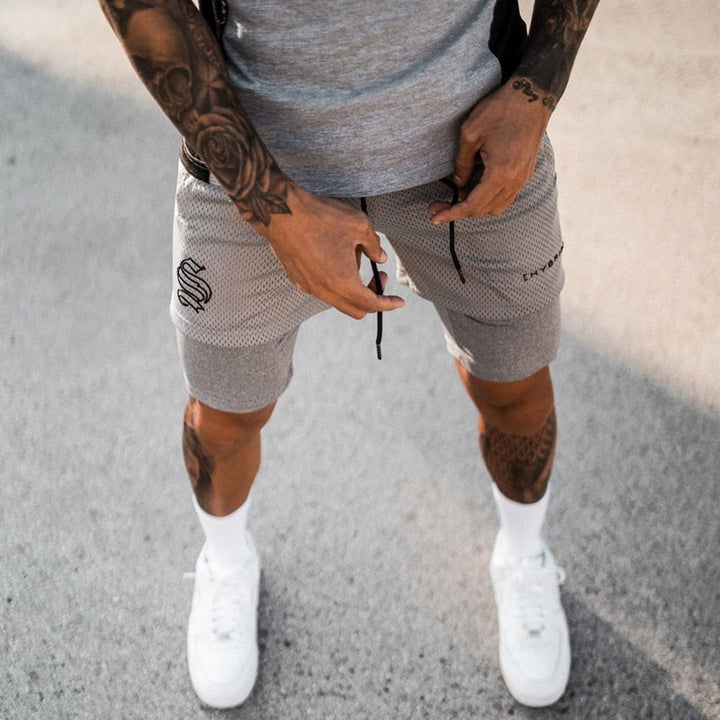 Achteraanzicht van de heren 2-in-1 sportshorts, ideaal voor training en hardlopen.