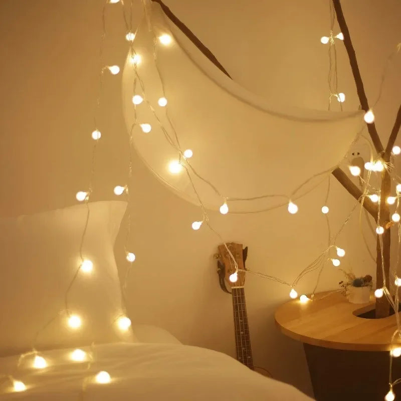 Close-up van de waterdichte LED bolverlichting met USB-aansluiting en batterij optie.
