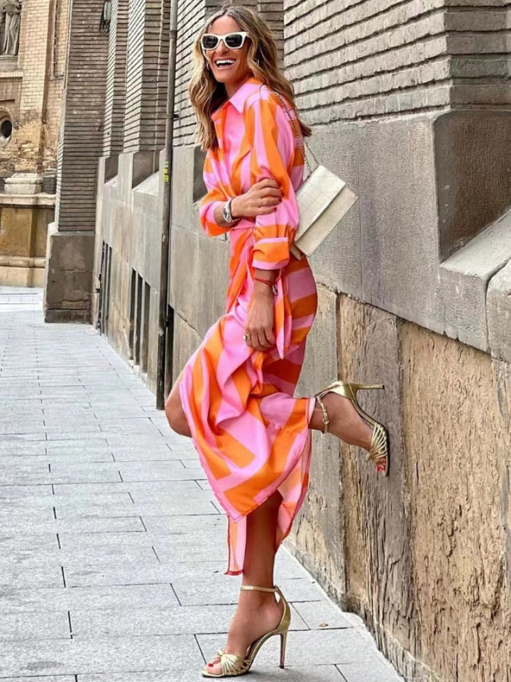 Lichtblauwe gestreepte wikkeljurk voor dames; veelzijdige maxi jurk voor casual of feestelijke zomerse dagen.