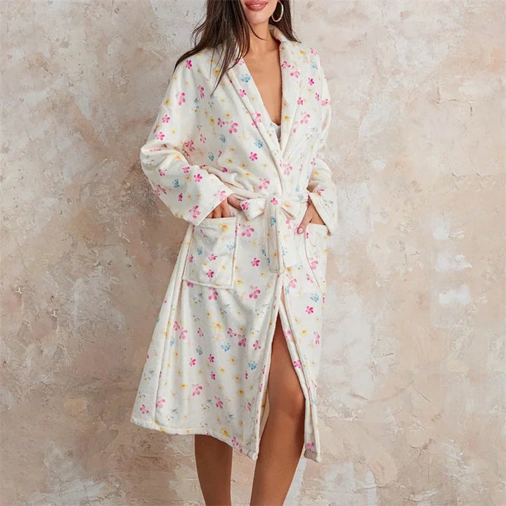 Zachte dames badjas met stijlvol bloemdessin. Ideaal voor warmte en comfort, als ochtendjas.