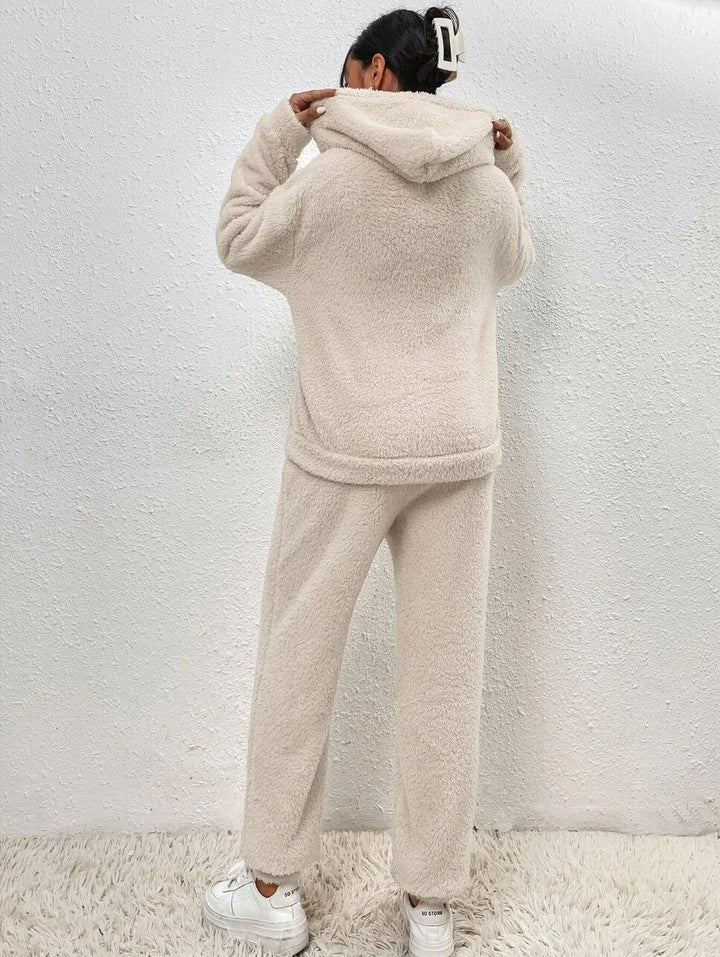 Tweedelig dames huispak met capuchon. Comfortabele relaxkleding, ideaal loungepak voor thuis en casual gebruik.